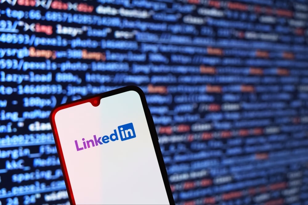 How to use LinkedIn AI to your advantage while standing above AI algorithm as a professional personal brand, per Joanne Z. Tan, global brand strategist.